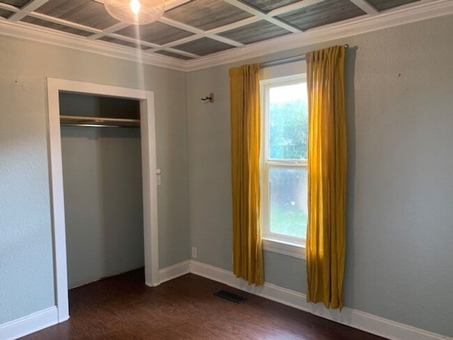 Building Photo - Classic Updated Bungalow.  2 bed with flex...