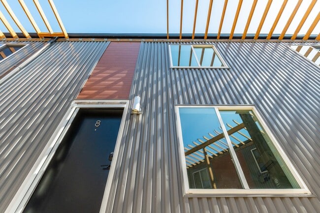 Building Photo - 3003 W Glenwood Ave
