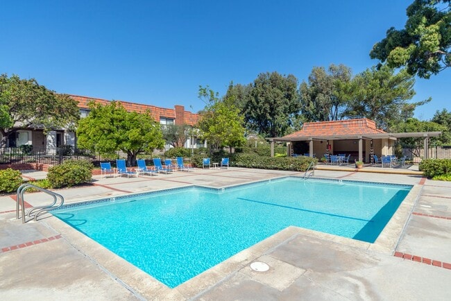 Building Photo - RPV Remodeled 2 bed 3 bath townhome in gat...