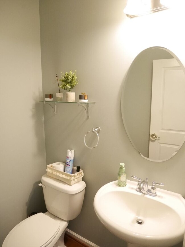 Building Photo - Stunning 5-Bedroom, 3.5-Bathroom Fully Furnished Home for Rent