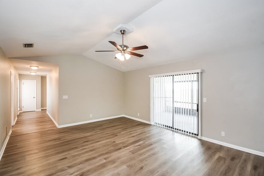 Building Photo - 7152 Holiday Hill Ct