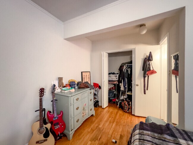 Building Photo - 3345 N Marshfield Ave