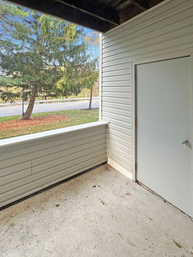 Building Photo - Welcome to this stunning 2-bedroom, 2-bath...