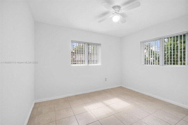 Building Photo - 1050 NE 156th St