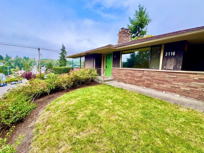 Building Photo - Large Mid-Century Home in Magnolia!
