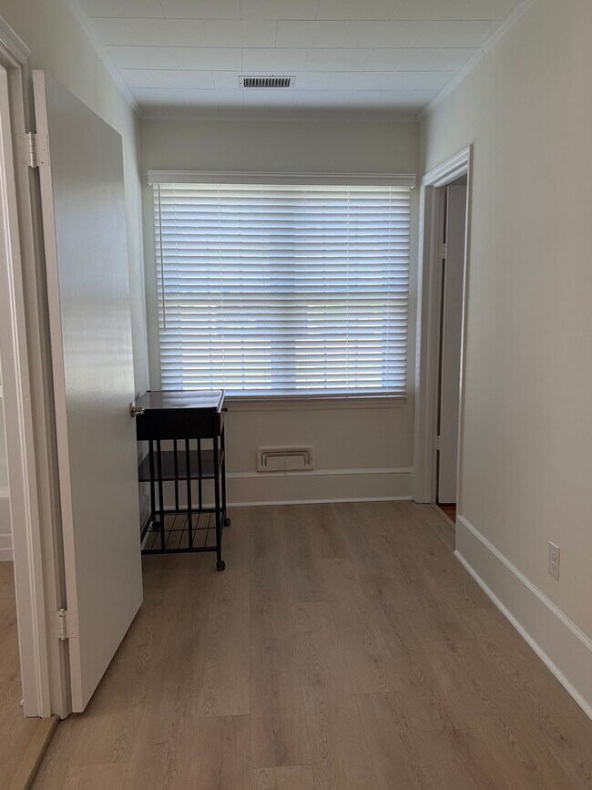 Building Photo - 305 12th Ave