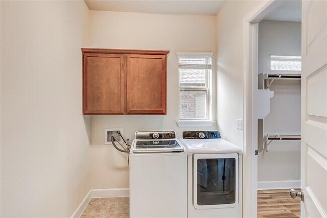 Building Photo - 345 Fort Cobb Way