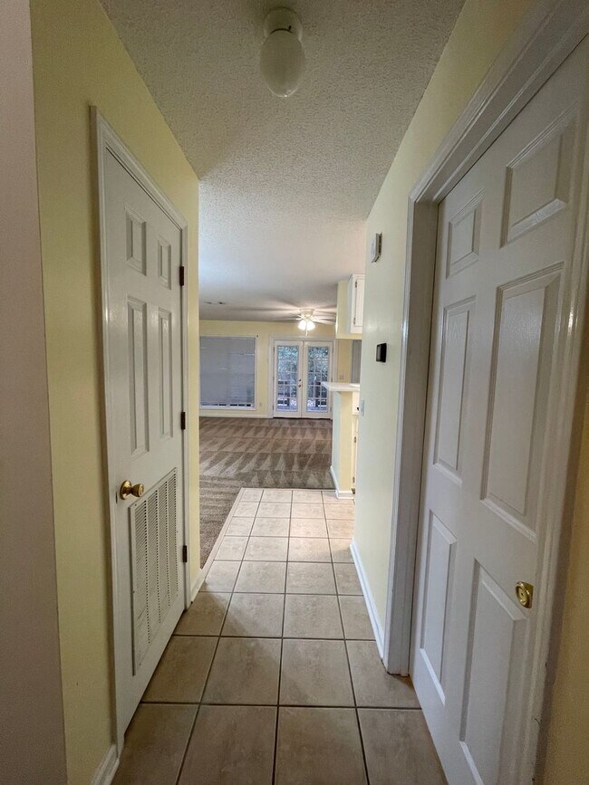 Building Photo - Foxchase Subdivision - End Unit!