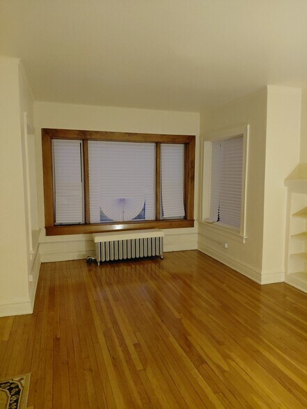 Living Room - 7925 S Eberhart Ave