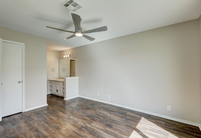 Building Photo - Home Like Living at Apartment Prices
