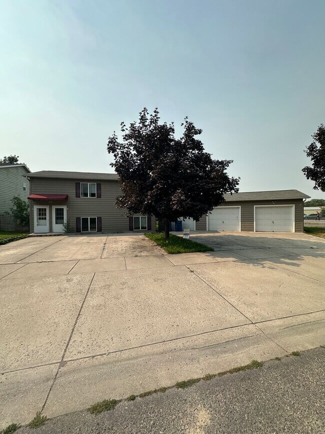 Building Photo - 915 Defoe St