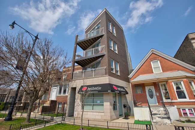 Primary Photo - 3012 W Fullerton Ave