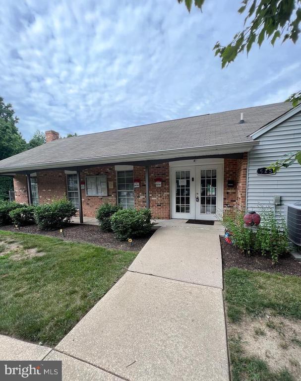 Building Photo - 102 STONEHURST Ct