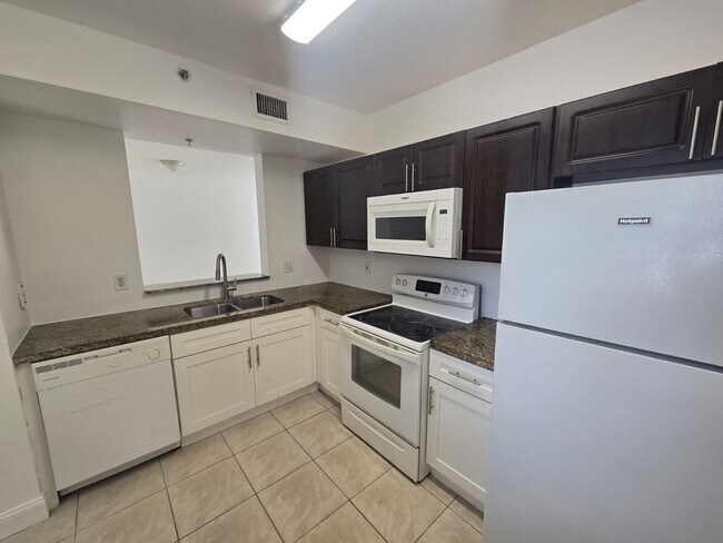 Building Photo - 3 Bedroom Townhome in West Palm Beach