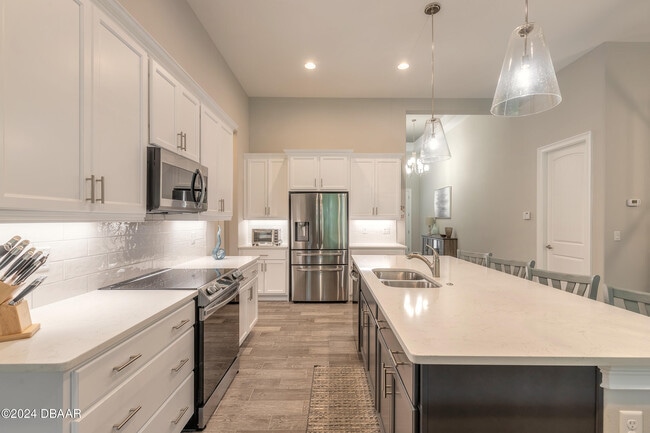 Building Photo - 205 Cyan Ave