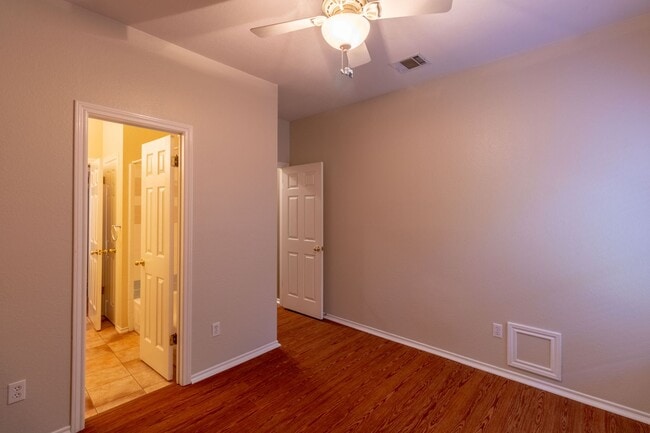 Building Photo - 4 bedroom, 2 bathroom home in South Austin!