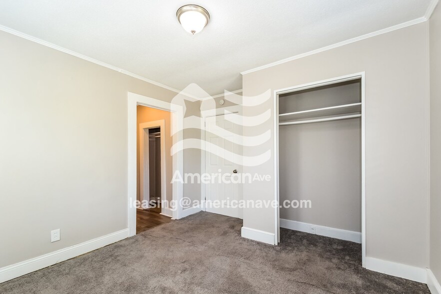 Building Photo - 304 S Pine St