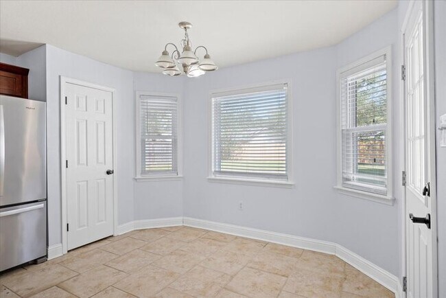 Building Photo - 15116 Rosewood St