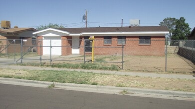 Building Photo - Northeast El Paso 3 bed with Refrig A/C