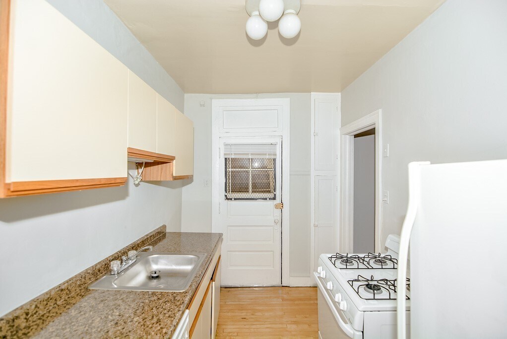 Building Photo - 1451 W Byron St