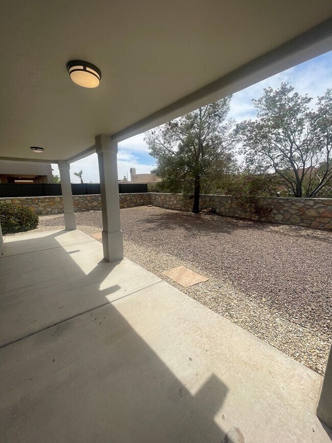 Building Photo - Gorgeous 4 bedroom/3 bathroom home located...