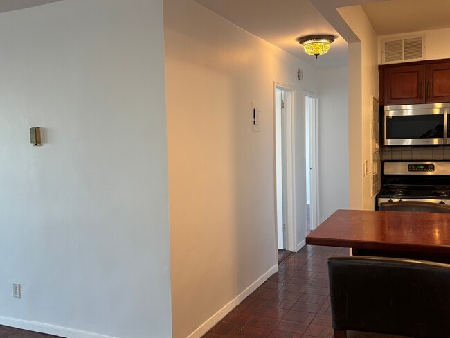 Building Photo - 2000 Linwood Ave