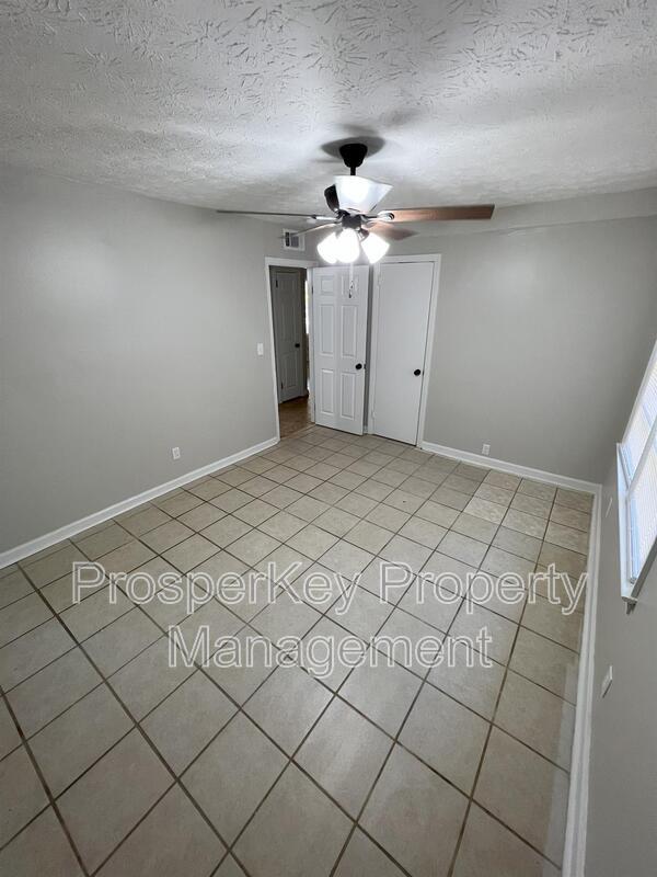 Building Photo - 905 Wright Dr