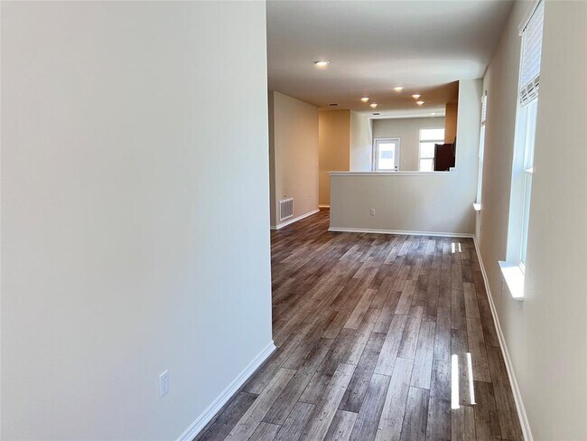 Building Photo - 561 Papaya Dr