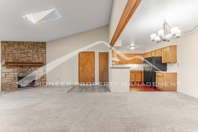 Building Photo - Spacious Apartment with Mountain Views and...