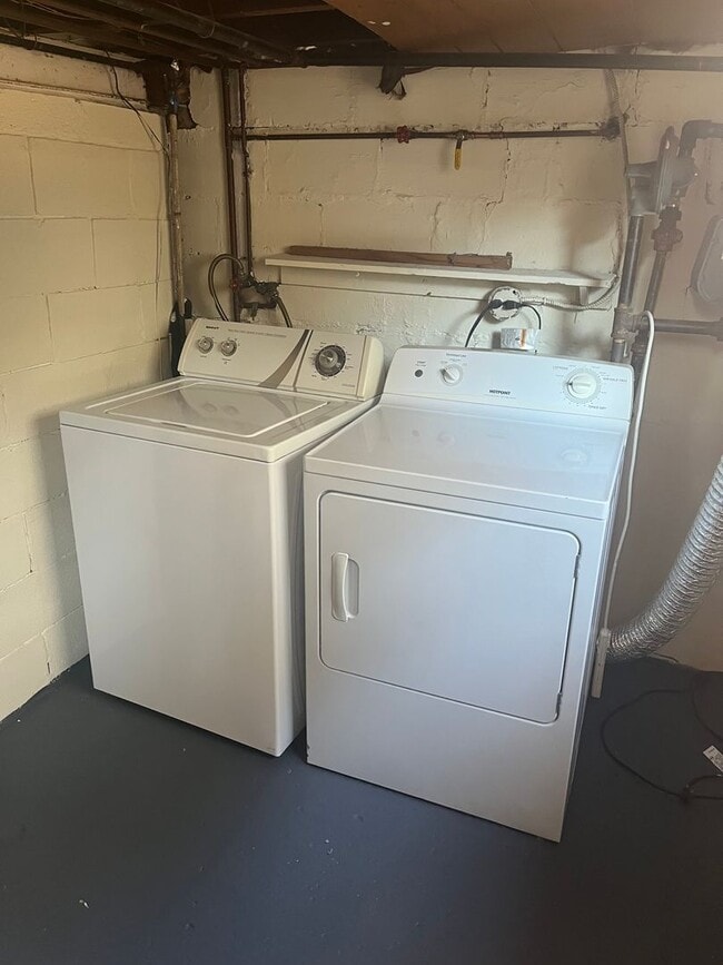 Building Photo - 113 E Spring St