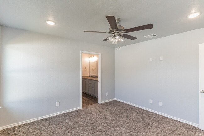 Building Photo - 117 Mike Warner Dr