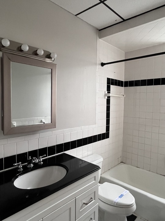 Building Photo - 69 Homer St