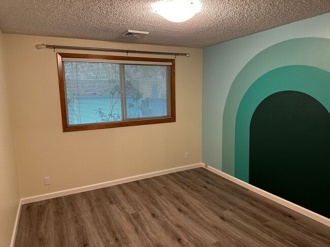 Building Photo - Beautiful 3 bedroom 2 bathroom house in a ...