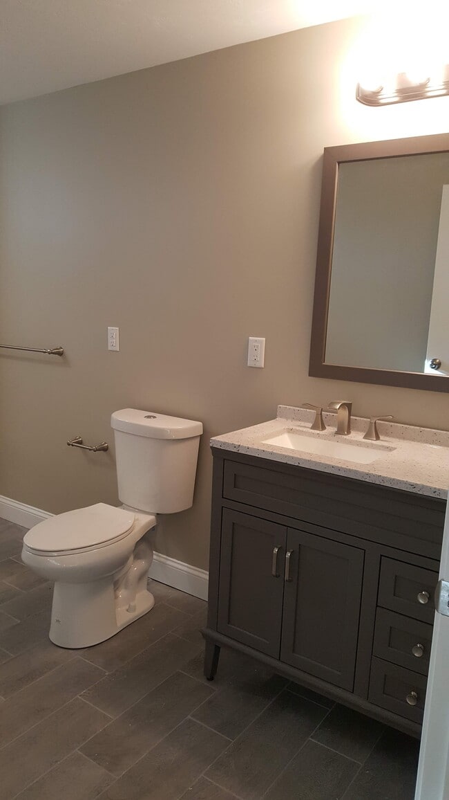 Lower Level Bath - 40 Green St