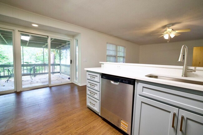 Building Photo - 1030 Cumberland Dr