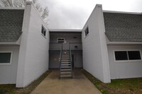 Building Photo - Newly updated! 2 bedroom 1 bath townhouse ...