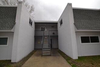 Building Photo - Newly updated! 2 bedroom 1 bath townhouse ...