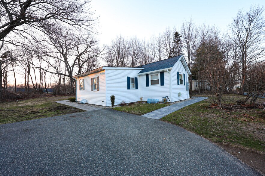 Building Photo - 85 Oak St