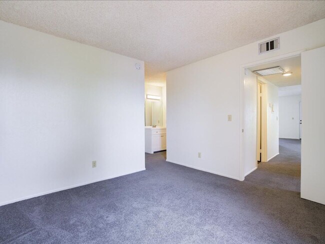 Building Photo - 2 Bedroom, 2 Bathroom with Community Pool!