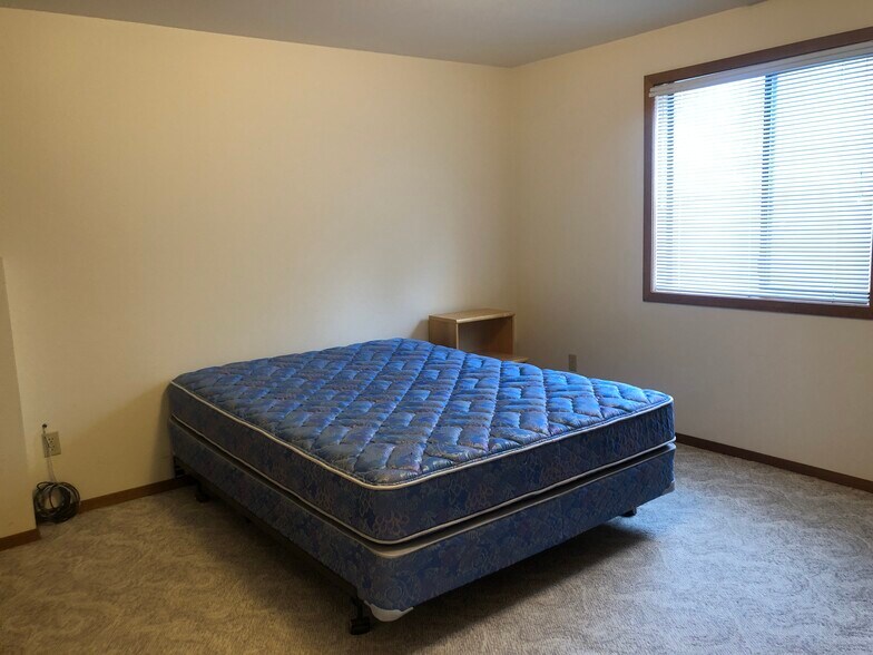 Building Photo - 715 SW Staley Dr