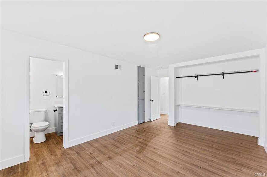 Primary bathroom and bath - 1017 Avenida de Pio Pico