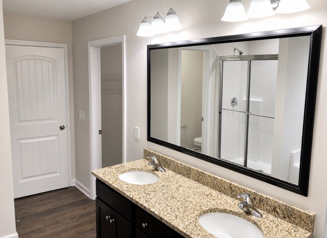 Building Photo - 4BR Home with Community Pool & Modern Finishes!