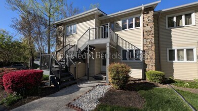 Building Photo - 2 Bed / 3 Bath Condo - Office, Pool, Clubhouse & Garage