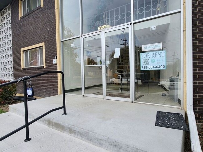 Building Photo - Beautifully Renovated 1-Bed, 1-Bath Apartment – Main Level Living | Move In Today and Get Your 2n...