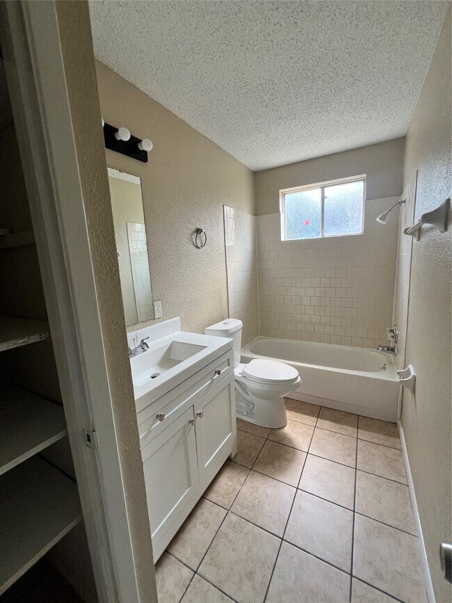 Building Photo - 15826 Willmore Ln