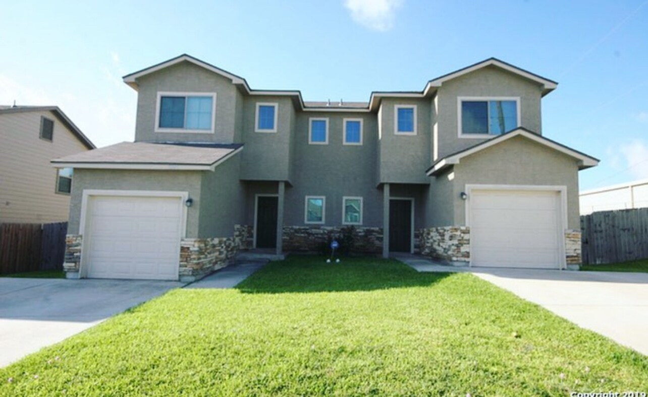 Building Photo - 8704 Vista de Nubes