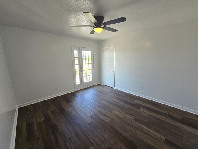Building Photo - Newly Remodeled 2 Bed/1.5 Bath Apartment i...