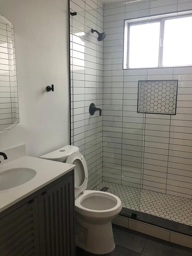 Building Photo - 817 S Bedford St