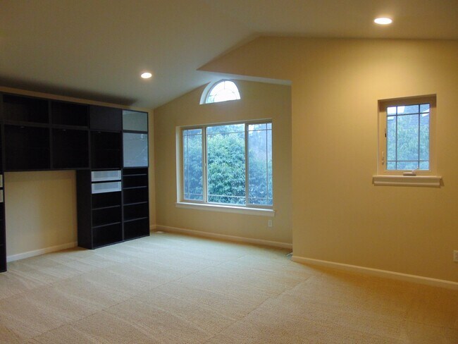 Building Photo - 4+ Bedroom/2.5 Bath Luxury Kirkland Home.  Spacious Home, Rose Hill Area!  A Must See!