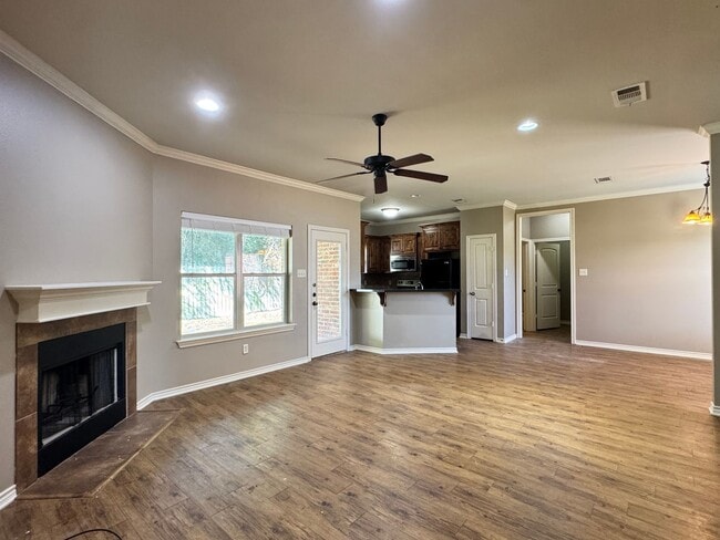 Building Photo - 939 Redbud Ln